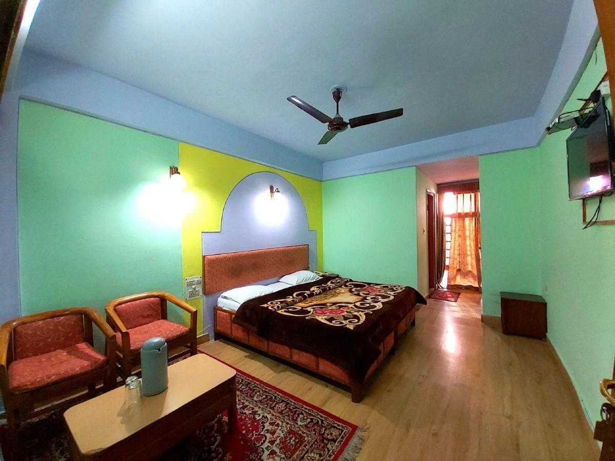 Hotel Radhe Continental Nainital Exteriör bild