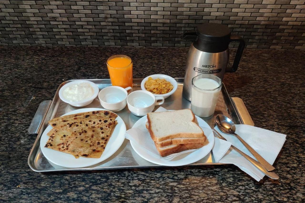 Hotel Radhe Continental Nainital Exteriör bild